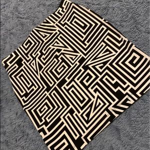Forever 21 mini skirt black and white small